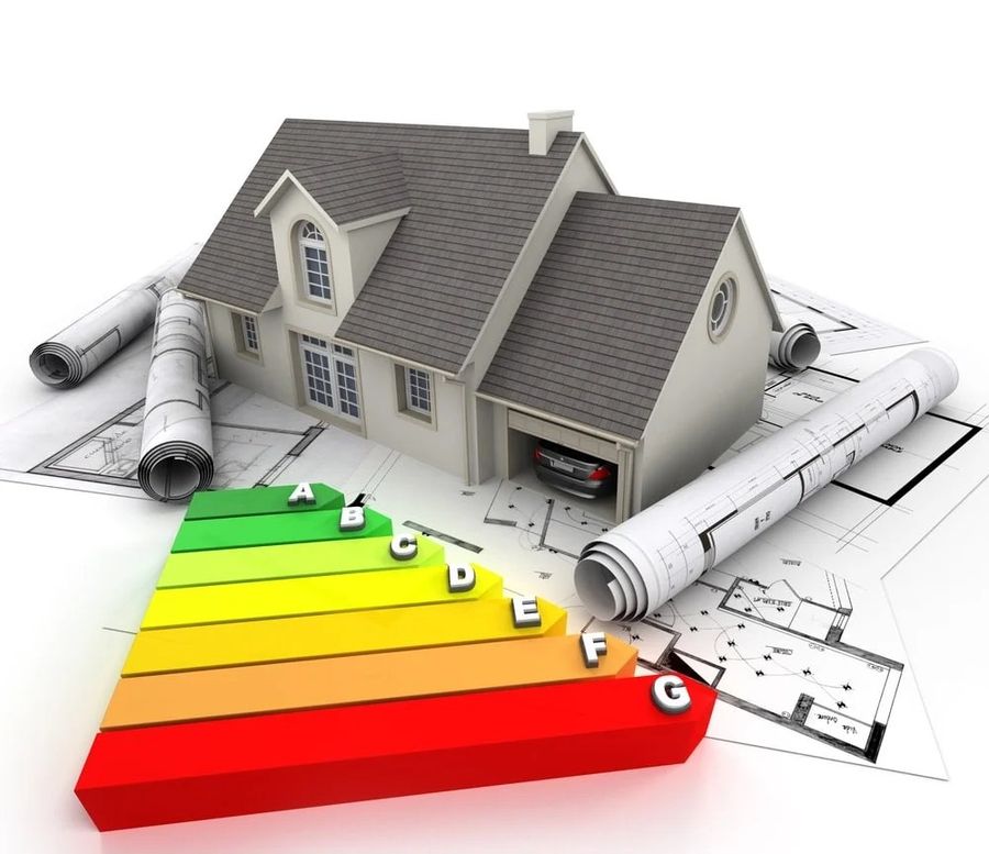Maqueta de vivienda sobre planos con escala de calificación energética