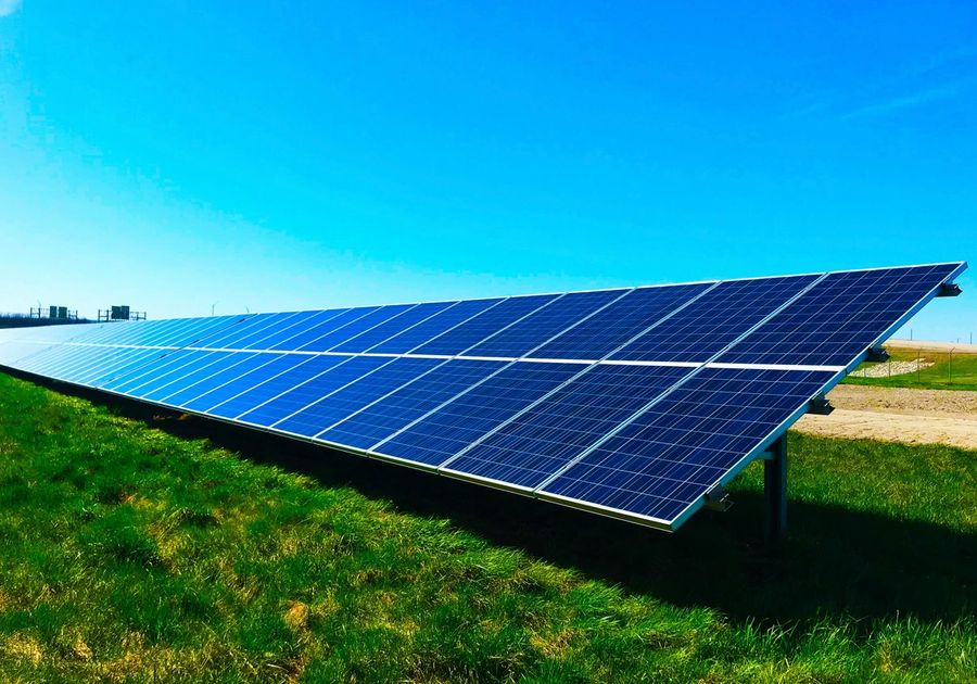 Paneles solares instalados en terreno